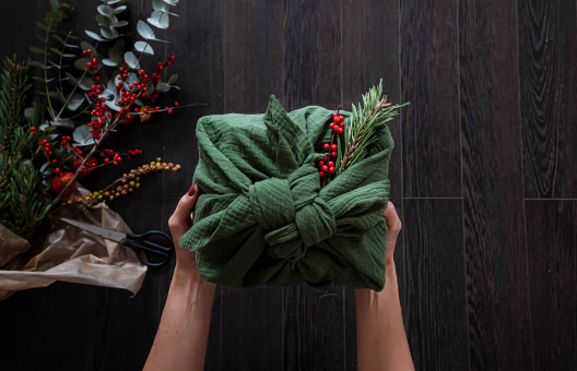 DIY návod na zero waste balení vánočních dárků do látky furoshiki