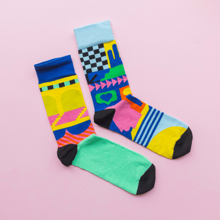 Aloisovy ponožky na barevném pozadí