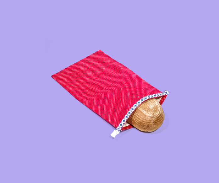 Kapsa na chleba - červený puntík s modrým lemem