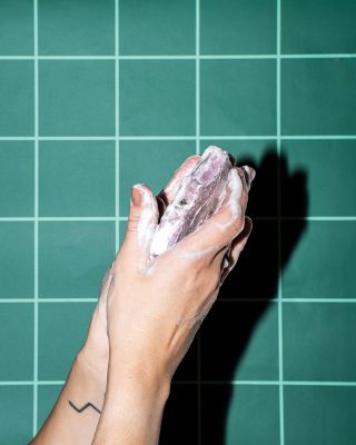 Přírodní mýdlo, které vás dostane nejen do čistoty, ale i do pohody. 🧼 S láskou a špetkou alchymie vzniká pod rukama osob...