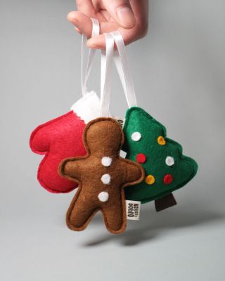 Ozdobte svůj stromeček něčím, co má skutečný příběh. 🪡 Ručně šité vánoční ozdoby vznikají v rukou talentovaných švadlenek...